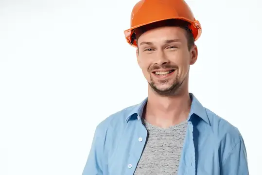 Улыбающийся мужчина в оранжевой каске на белом фоне
