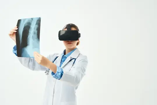 Врач в VR-очках рассматривает рентгеновский снимок