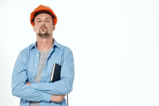 Молодой мужчина в оранжевой каске с блокнотом на белом фоне