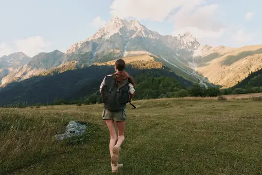 На ней походные шорты и легкая куртка, прочные ботинки
