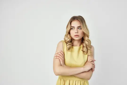 Блондинка с модной прической, крупный план, мода