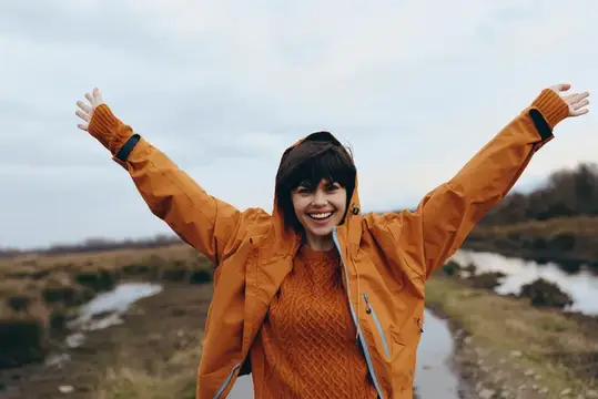Улыбающаяся женщина на открытом воздухе на туристической тропе