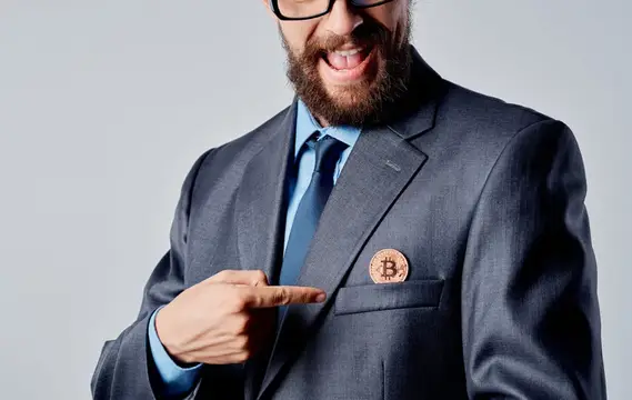 Мужчина держит золотые монеты криптовалюты Bitcoin на фоне курса доллара