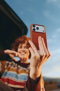 Молодая женщина делает селфи на смартфон на улице
