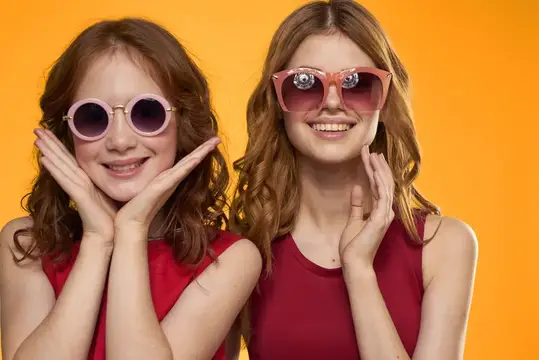 Весёлая мама и дочка в солнцезащитных очках