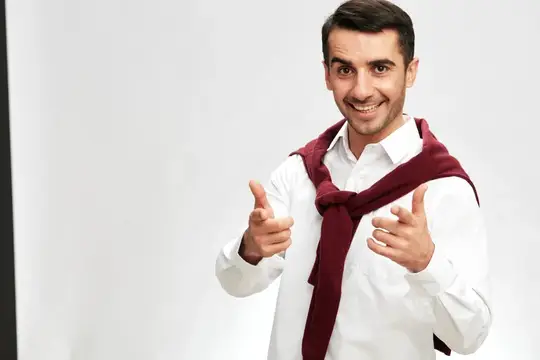 Улыбающийся мужчина в белой рубашке показывает большие пальцы