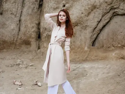 Женщина любуется океаном, скалистыми камнями, романтика, отдых