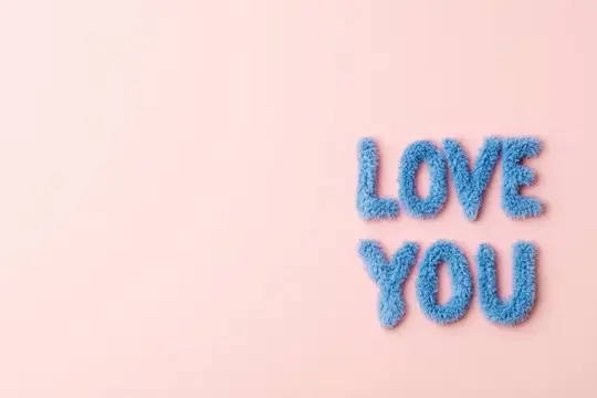 Пушистые синие буквы LOVE YOU на нежно-розовом фоне