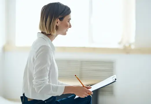 Женщина-психолог работает с пациентом, проводя профессиональную консультацию и общение