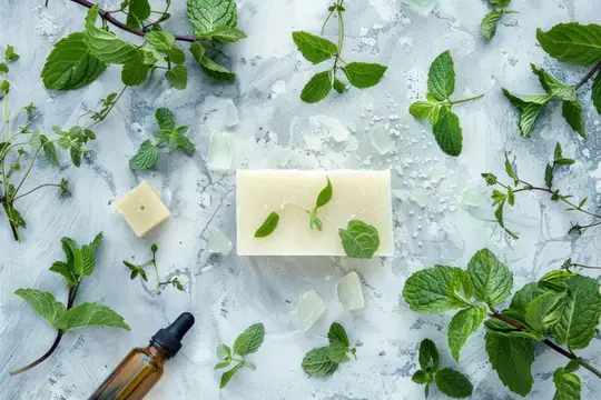 Натуральное мыло с мятой и кристаллами соли на светлом фоне