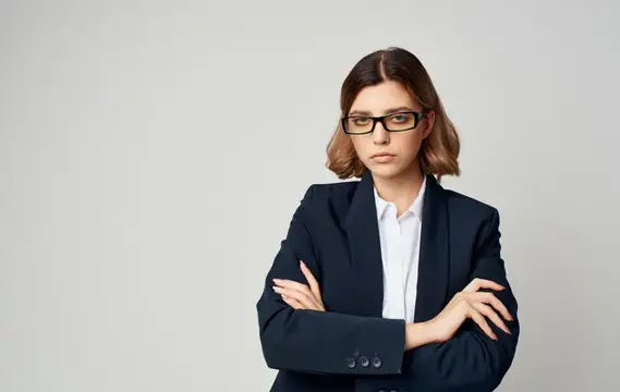 Портрет деловой женщины в классическом костюме и очках на светлом фоне