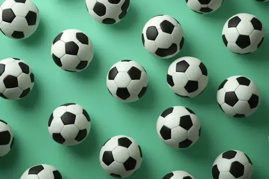 Узор из множества черно-белых футбольных мячей на зеленом фоне для спортивной концепции или дизайна, связанного с футболом