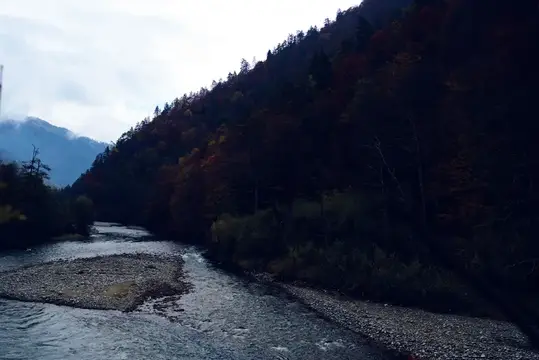 Лесные горы, осенняя река, путешествие, природа, пейзаж