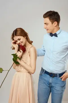 Красивая пара обнимается на светлом фоне
