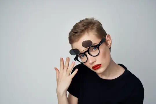 Красивая женщина в косметике, привлекательный взгляд, позирование, образ жизни