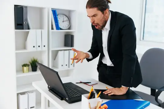 Офисный работник, эмоции, работа за офисным столом с использованием технологий
