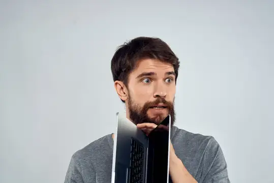 Мужчина держит ноутбук, технологии, интернет, работа, общение, светлый фон