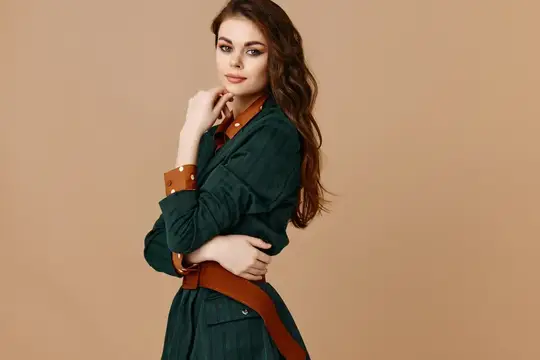 Шикарная женщина в рубашке с поясом и красными рукавами, модель