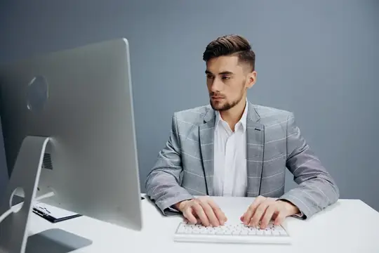 Бизнесмены работают за компьютером в офисе