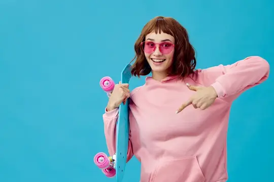Улыбчивая девушка в розовых очках с скейтбордом на голубом фоне