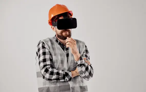 Инженер-строитель в 3D-очках виртуальной реальности и оранжевой каске на голове