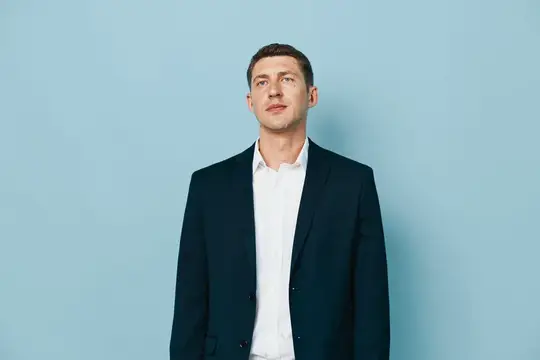 Мужчина, человек, изолированный, портрет, молодой, европеоид, фон, белый фон, счастливый, уверенный, рубашка, парень, взрослый, красивый, мужчина, стоит, смотрит, студия