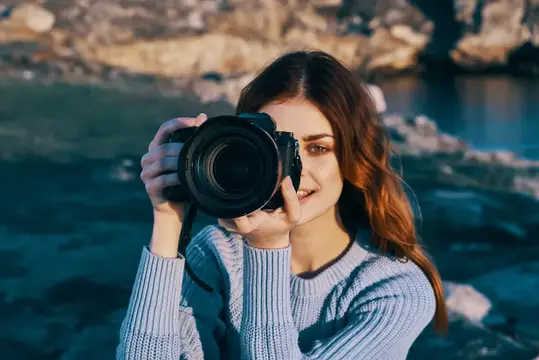 Симпатичная рыжеволосая женщина-фотограф на природе, пейзаж, свобода, отпуск