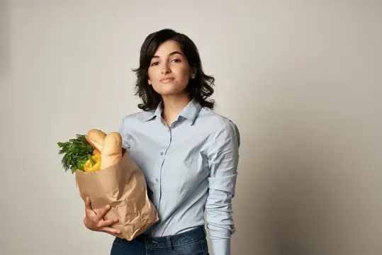Женщина с упаковкой продуктов из супермаркета для здорового питания