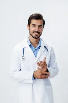 Улыбающийся темноволосый врач в белом халате со стетоскопом на светлом фоне