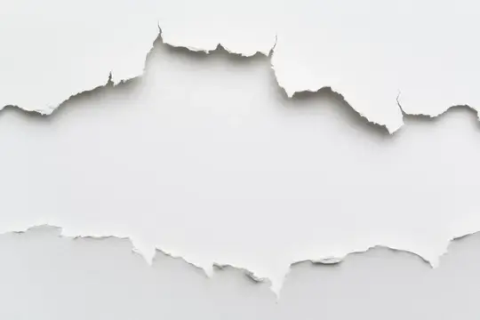 Рваная белая бумага с неровными краями на светлом фоне