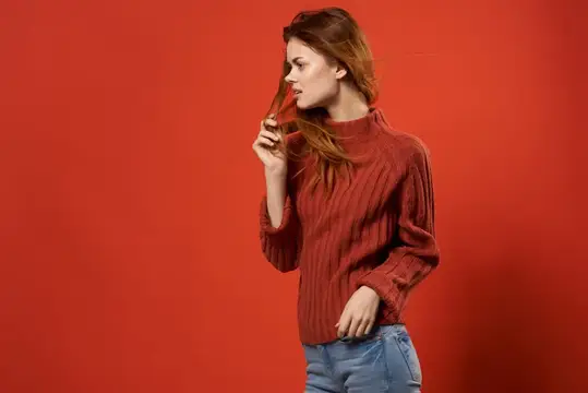 Женщина в красном свитере, стиль жизни, гламур, косметика на красном фоне
