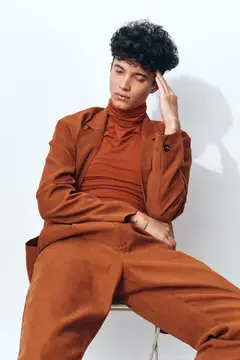 Мужчина, мода, молодёжь, стильный, выражение, современный, бизнес, причёска, голова, модный, рука, студент, пространство, задумчивый, одежда, стиль, кудрявый, образ жизни, портрет, бежевый…