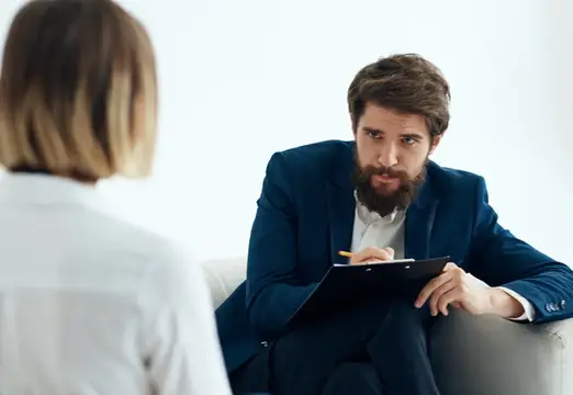 Мужчина и женщина в деловых костюмах работают с документами и общаются
