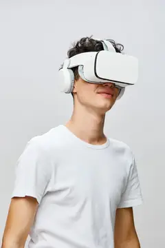 Молодой человек в современной VR-гарнитуре, погруженный в виртуальную реальность