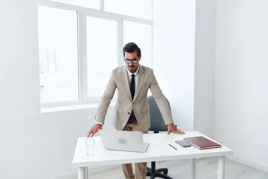 Молодой мужчина, бизнесмен, работа, технологии, победа, сидит, кавказец, счастливый, офис, взрослый, фон, костюм, победа, компьютер, победитель, ноутбук, успех, интернет
