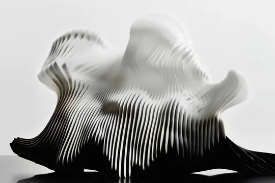 Эта современная абстрактная 3D-скульптура представляет захватывающую игру белых и черных волновых узоров, символизирующих движение и творчество в современном искусстве