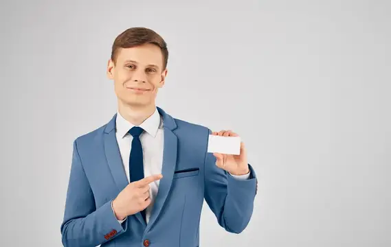 Мужчина-менеджер в деловом костюме, официальный, с документами в финансовом офисе