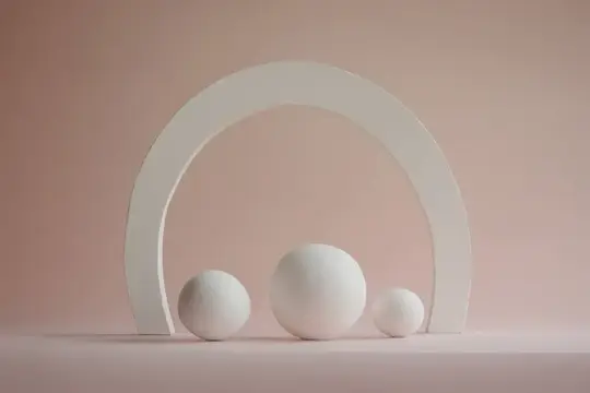 3D-рендер с белой аркой и тремя шарами на бежевом фоне