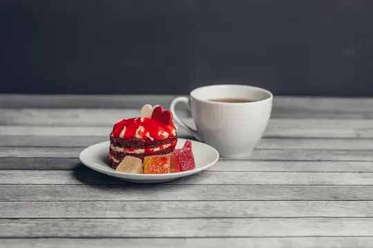 Красный круглый торт, наслаждение, деликатес, еда, диета, деревянный фон