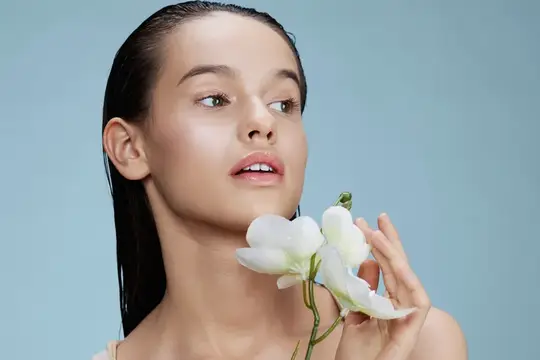Молодая женщина с цветком, уход за кожей, очарование, позирование, крупный план, образ жизни