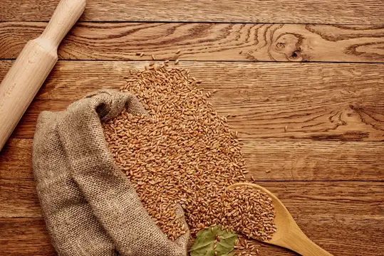 Хлопья в пакете, натуральные продукты и ингредиенты, вид сверху