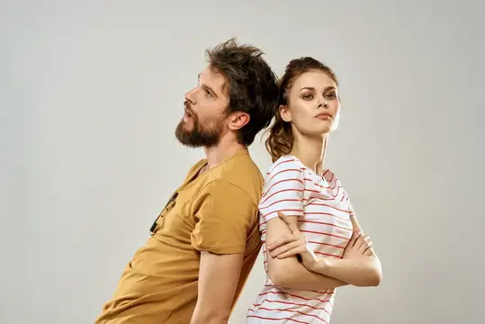 Молодая пара общается, романтика, стиль жизни, мода, веселье, светлый фон