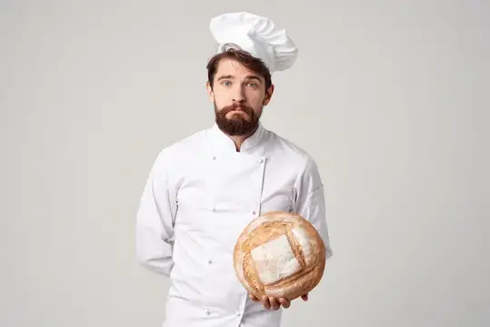 Работа шеф-повара на кухне, выпечка на изолированном фоне