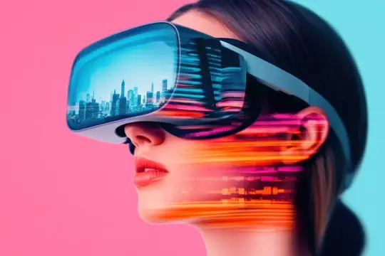 Молодая женщина в VR-гарнитуре демонстрирует захватывающий опыт виртуальной реальности на фоне городского пейзажа, передавая суть современных технологий, инноваций и цифровых исследований
