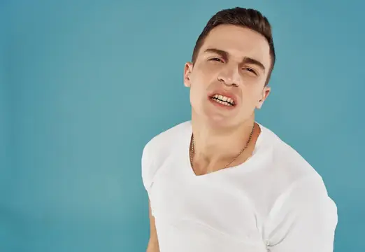 Эмоциональный мужчина, на крупном плане видны гнев и недовольство