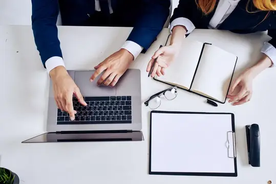 Менеджеры работают в команде в офисе с ноутбуком и технологиями
