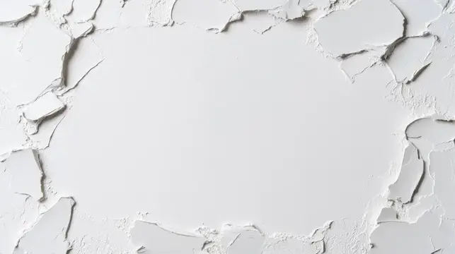 Белая потрескавшаяся штукатурка с гладким центром
