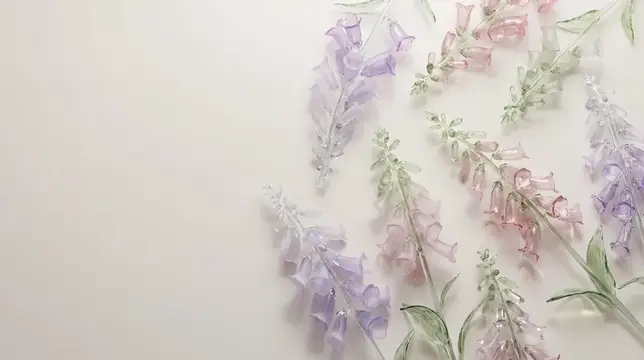 Вид сверху: 3D-композиция из прозрачных цветков наперстянки в фиолетовых и розовых тонах, созданная для роскошной цветочной упаковки, редакционных заголовков и премиального ботанического брендинга