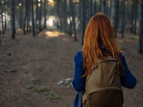 Женщина в лесу на открытом воздухе во время туристической прогулки