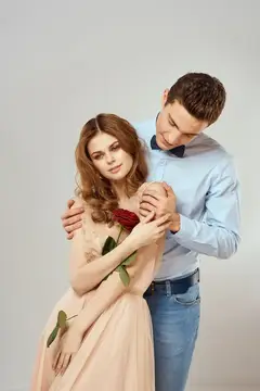 Молодая пара, романтика, объятия, отношения, свидание, красная роза, светлый студийный фон